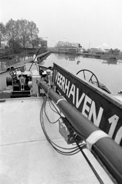 Binnenschiffer beim "Klarschiff machen" - Rhein-Herne-Kanal, Hafen Herne-Ost. Oktober 1978.