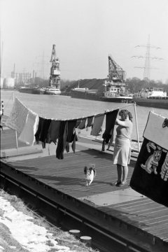 Schiffersfrau beim Wäsche machen - Rhein-Herne-Kanal, Victor-Hafen. Castrop-Rauxel, Februar 1979.