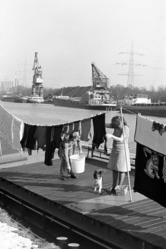 Schiffersfrau beim Wäsche machen - Rhein-Herne-Kanal, Victor-Hafen. Castrop-Rauxel, Februar 1979.