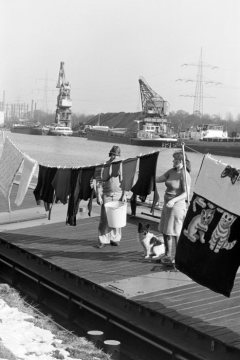 Bei der Hausarbeit - Familienwäsche wird an Deck getrocknet. Schiffersfrau beim Wäsche machen - Rhein-Herne-Kanal, Victor-Hafen. Castrop-Rauxel, Februar 1979.