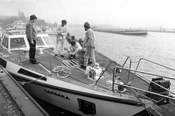 Berglehrlinge der Ruhrkohle AG bei der Reparatur eines Motorbootes am Rhein-Herne-Kanal. Castrop-Rauxel-Pöppinghausen, Februar 1982.