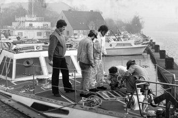 Berglehrlinge der Ruhrkohle AG bei der Reparatur eines Motorbootes am Rhein-Herne-Kanal. Castrop-Rauxel-Pöppinghausen, Februar 1982.