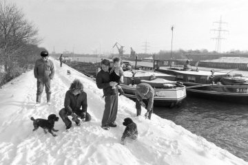 Pause für die Binnenschiffer - Winter am Rhein-Herne-Kanal bei Castrop-Rauxel-Bladenhorst, Januar 1981.