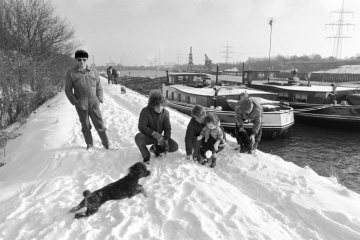 Pause für die Binnenschiffer - Winter am Rhein-Herne-Kanal bei Castrop-Rauxel-Bladenhorst, Januar 1981.