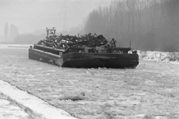 Eisbrecher-Einsatz auf dem Rhein-Herne-Kanal bei Castrop-Rauxel, Februar 1979.