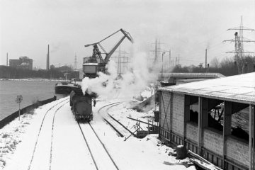 Dampflokomotive im Victorhafen Rhein-Herne-Kanal vor dem Klöckner-Kraftwerk. Castrop-Rauxel, Januar 1979.