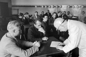 Castrop-Rauxel 1967: Einweisung neu eingetroffener Gastarbeiter für das Klöckner-Bergwerk Victor-Ickern.