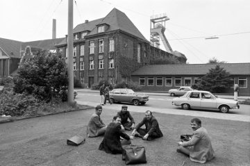 Gastarbeiter beim Feierabendplausch nach ihrer Schicht auf Zeche Erin. Castrop-Rauxel, 1978.