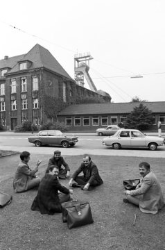 Gastarbeiter beim Feierabendplausch nach ihrer Schicht auf Zeche Erin. Castrop-Rauxel, 1978.