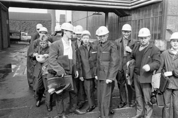 Berglehrlinge am Tag ihres Ausbildungsbeginns auf Zeche Victor 3/4 der Klöckner-Bergbau Victor-Ickern. Castrop-Rauxel, 1960er Jahre