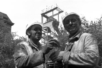 Zum Feierabend einen Schnupftabak - Schichtende auf Zeche Erin. Castrop-Rauxel, 1981.