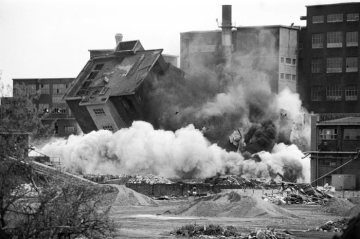 Demontage Zeche Erin, Castrop-Rauxel, in Betrieb 1866/67-1983: Sprengung der Kokerei, April 1985.