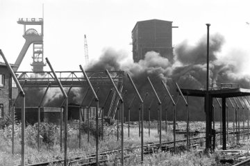 Demontage Zeche Erin, Castrop-Rauxel, in Betrieb 1866/67-1983: Sprengung eines Betriebsgebäudes, August 1985