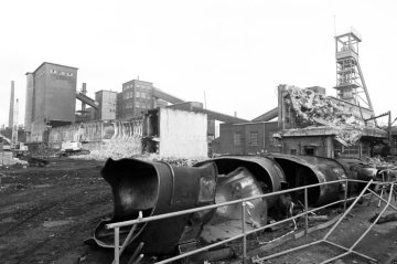 Demontage Zeche Erin, Castrop-Rauxel, in Betrieb 1866/67-1983: Abbrucharbeiten im November 1984.