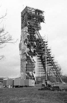 Förderturm der Zeche Erin/Schacht 7 in Castrop-Rauxel, stillgelegt 1983: Sanierung des technischen Denkmals, Stand Januar 1990.