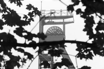 Sanierter Förderturm der Zeche Erin/Schacht 7 in Castrop-Rauxel, stillgelegt 1983. Ansicht des technischen Denkmals im September 1990.