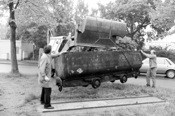 Aufstellung einer Transportlore ("Hund") der stillgelegten Zeche Erin [im Erin-Park?], Castrop-Rauxel, Juni 1984.