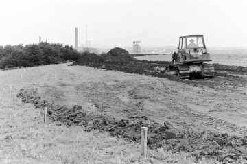 Castrop-Rauxel, um 1985: Bau des Gewerbe- und Landschaftsparks Erin auf dem Gelände der Zeche Erin (Förderbetrieb 1866/67-1983) in verschiedenen Ausbaustufen ab Mitte der 1980er bis Ende der 1990er Jahre.