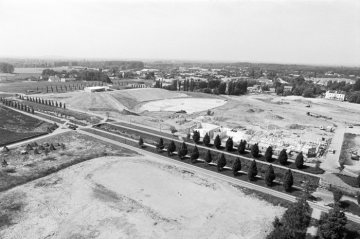 Castrop-Rauxel, 1999: Gewerbe- und Landschaftspark Erin, errichtet ab Mitte der 1980er bis Ende der 1990er Jahre auf dem Gelände der Zeche Erin (Förderbetrieb 1866/67-1983) - Blick vom ehemaligen Förderturm über das 40 ha große Gelände. 