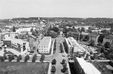 Castrop-Rauxel, 1999: Gewerbepark Erin (Teilansicht), errichtet ab Mitte der 1980er bis Ende der 1990er Jahre auf dem Gelände der Zeche Erin (Förderbetrieb 1866/67-1983) - Blick vom ehemaligen Förderturm über das Gelände.