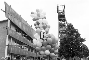 Castrop-Rauxel, April 1999: Eröffnung des "Mulvany-Centers" im Gewerbepark Erin, errichtet auf dem Gelände der 1983 stillgelegten Zeche Erin und benannt nach dem irischen Zechenbegründer William Thomas Mulvany (*1806 Dublin +1885 Düsseldorf).