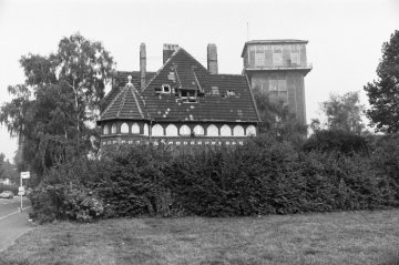 Hammerkopfturm Erin/Schacht 3 mit Bergbeamtenvilla, Castrop-Rauxel, errichtet 1918-1921 im Ortsteil Schwerin. Ansicht im September 1982. Restaurierung der Villa ab 1983, des Turms ab 1993.