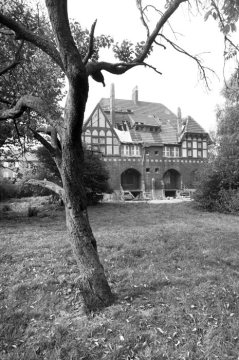 Bergbeamtenvilla und Hammerkopfturm Erin/Schacht 3 in Castrop-Rauxel, Ortsteil Schwerin. Gartenseitige Ansicht im September 1982 vor Restaurierung der Villa ab 1983.