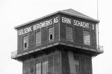 Hammerkopfturm Erin/Schacht 3, Castrop-Rauxel, errichtet 1918-1921 im Ortsteil Schwerin. Ansicht im April 1994 nach Restaurierung 1993, Industriedenkmal.