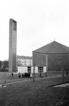 Castrop-Rauxel, Ortsteil Schwerin: Evangelische Johannes-Kirche, zuständig für die Gemeinden Schwerin und Frohlinde. Undatiert, um 1960 [?]