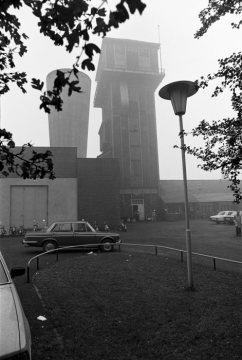 Castrop-Rauxel, Ortsteil Schwerin, November 1977: Hammerkopfturm der Zeche Erin/Schacht 3, errichtet 1918-1921, stillgelegt 1983. Links: Betonturm des Diffusors. rechts: Pförtnerhaus.