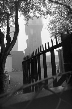 Castrop-Rauxel, Ortsteil Schwerin, November 1977: Hammerkopfturm der Zeche Erin/Schacht 3, errichtet 1918-1921, stillgelegt 1983. Links: Betonturm des Diffusors.
