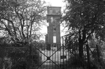Castrop-Rauxel, Ortsteil Schwerin: Hammerkopfturm der Zeche Erin/Schacht 3, errichtet 1918-1921, stillgelegt 1983. Ansicht im Juli 1990 vor Restaurierung ab 1993.