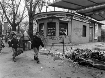 Trinkhalle am Rande eines Marktplatzes, Dortmund, Anfang 1986.
