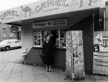 Trinkhalle mit Werbetafel für Camel-Zigaretten (seit 1968 auf dem deutschen Markt) und "Dortmunder Kronen"-Bier. Standort Dortmund? April 1988.