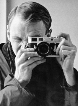 Fotograf Helmut Orwat (*1938 Castrop-Rauxel) bei Kameraexperimenten, 1965.