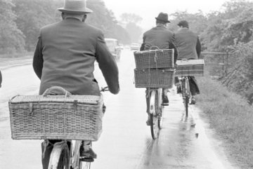 Taubenzüchter unterwegs auf der Habinghorster Straße in Castrop Rauxel. Mai 1968.