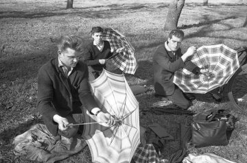 Gebrüder Meier, Schirmhändler aus Obercastrop, als "fliegende Schirmreparateure" auf dem Castroper Wochenmarkt. Undatiert, 1960er Jahre.