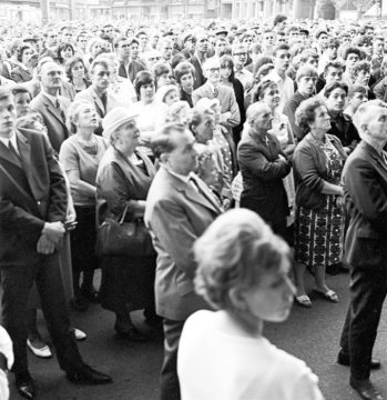 Castrop-Rauxel, Juni 1965: Publikum während einer Predigt des Jesuitenpaters Johannes Leppich auf dem Altstadtmarkt.