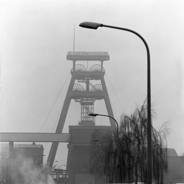 Zeche Franz Haniel, Bottrop: Doppelbock-Fördergerüst über Schacht 2, Januar 1980. Schließung des Verbundbergwerkes Prosper-Haniel im Dezember 2018.