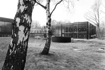 Museum "Quadrat Bottrop", erster Erweiterungsbau vor Fertigstellung, Bottrop, März 1982. Architekt war der Bottroper Baudirektor Bernhard Küppers, der auch das ursprüngliche Museum von 1976 errichtet hat (links im Bild). Eröffnung der Erweiterung 1983.