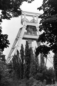 Doppelbock-Fördergerüst am Deutschen Bergbau-Museum Bochum, 1973 verlagert vom ursprünglichen Standort Zeche Germania Schacht V in Dortmund-Marten. Ansicht im Mai 1985