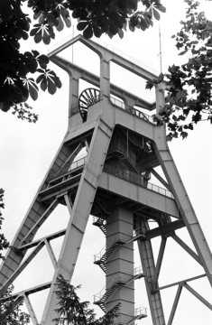 Doppelbock-Fördergerüst am Deutschen Bergbau-Museum Bochum, 1973 verlagert vom ursprünglichen Standort Zeche Germania Schacht V in Dortmund-Marten. Ansicht im Mai 1985
