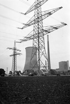 Klöckner-Kraftwerk an der Bundesstraße B235 in Castrop-Rauxel, eröffnet 1958 und 2006-2008 zurückgebaut. Ansicht September 1970.