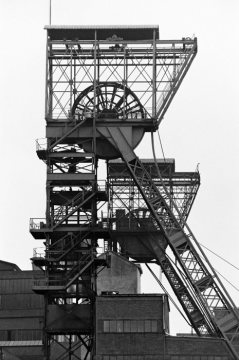 Zeche Friedrich der Große 3/4, Herne-Börnig - in Betrieb 1874-1978, Abbau der Fördergerüste 1980. Ein Fördergerüst wurde 1986/1988 auf Zollern IV in Dortmund-Bövinghausen (heute LWL-Industriemuseum) wiedererrichtet und ersetzt dort ein baugleiches Modell.