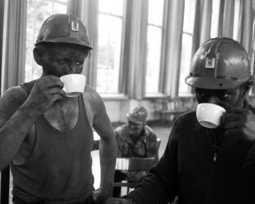 Kaffee zum Schichtende - Bergleute auf Schacht "Unser Fritz" in Wanne-Eickel, Seilfahrt und Materialförderschacht für Zeche Consolidation in Gelsenkirchen. Februar 1971.