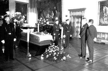 Beisetzungsfeierlichkeiten für Alfried Felix Alwyn Krupp von Bohlen und Halbach (*1907 +1967 Essen) im August 1967 [in der Villa Hügel, Essen?]. Motiv ohne Angabe, undatiert.