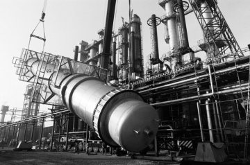 Montage eines Raffineriesilos [?] bei den Rütgerswerken, Castrop-Rauxel (ab 2002 Rütgers Chemicals, seit 2009 Rütgers Germany GmbH) - Betreiber der weltgrößten Raffinerie für Steinkohlenteer. 17. März 1986.