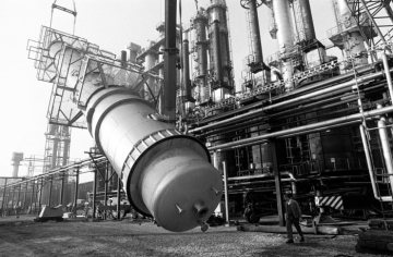 Montage eines Raffineriesilos [?] bei den Rütgerswerken, Castrop-Rauxel (ab 2002 Rütgers Chemicals, seit 2009 Rütgers Germany GmbH) - Betreiber der weltgrößten Raffinerie für Steinkohlenteer. 17. März 1986.