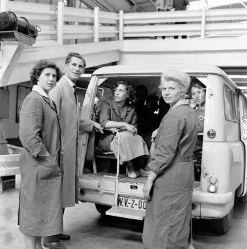 Opel Bochum Werk I, Fahrzeugfertigung (1962-2014): Arbeiterinnen in der Werkshalle. Undatiert, um 1963 [?].