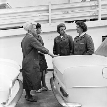 Opel Bochum Werk I, Fahrzeugfertigung (1962-2014): Arbeiterinnen an der Montagestraße. Undatiert, um 1963 [?].